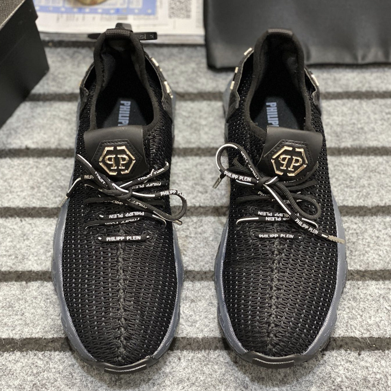 SOLA-Flyknit sneakers