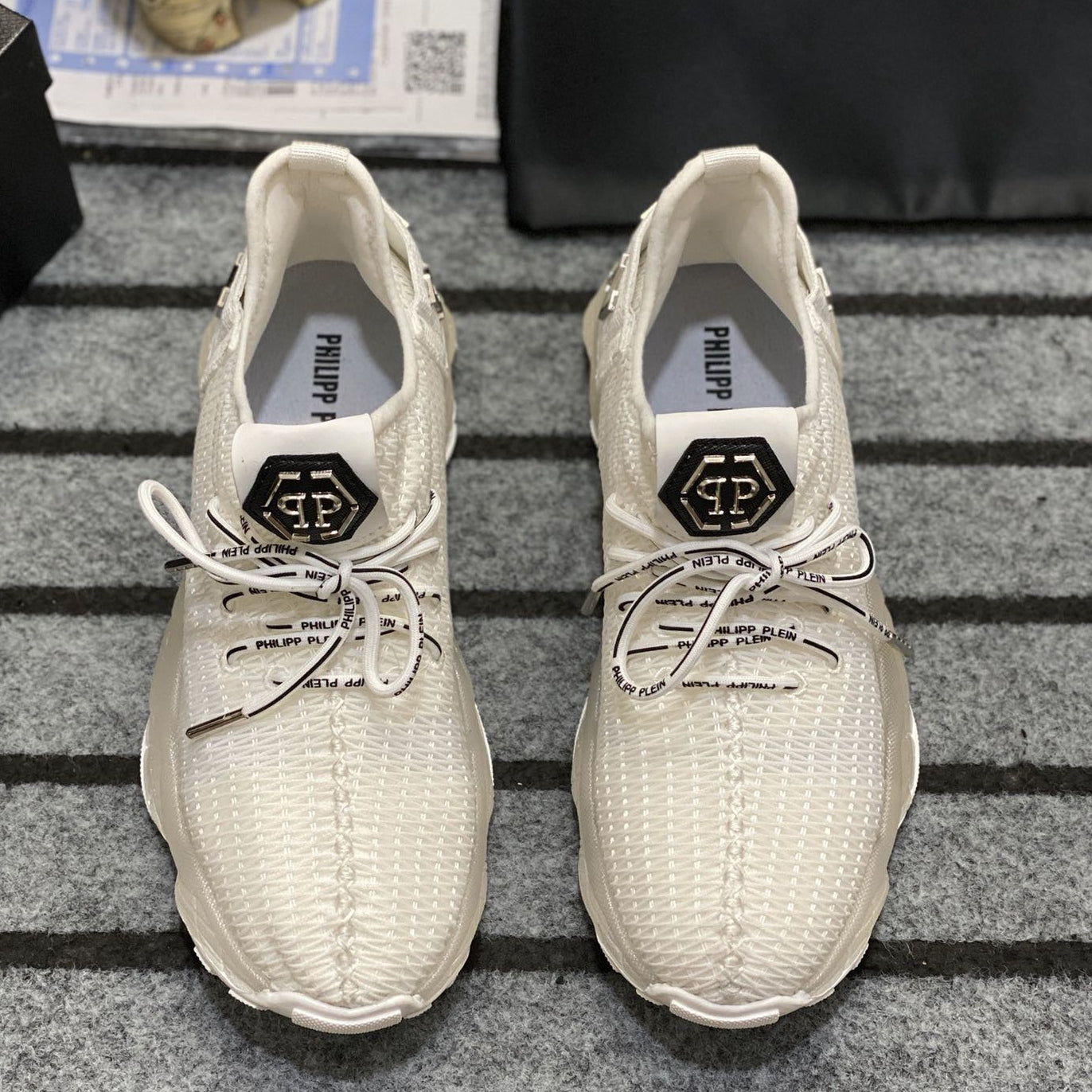 SOLA-Flyknit sneakers