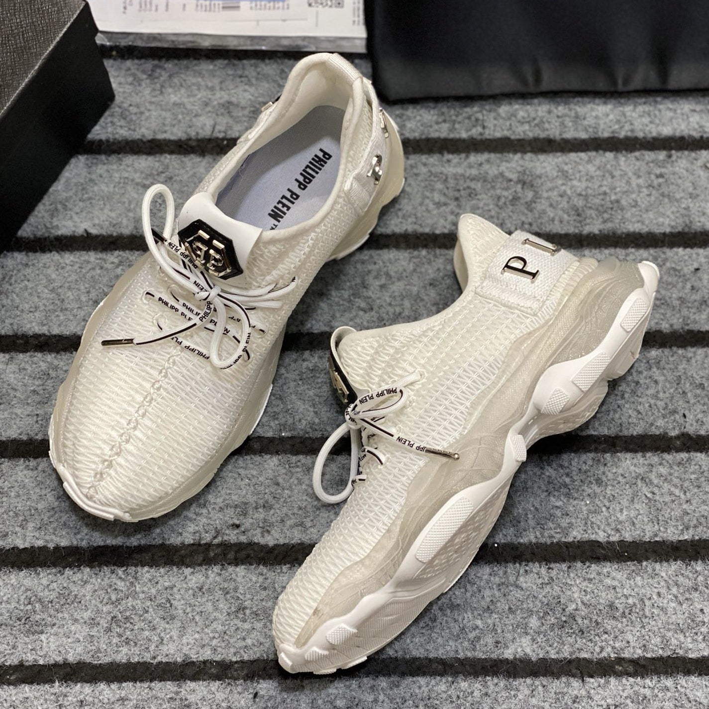 SOLA-Flyknit sneakers